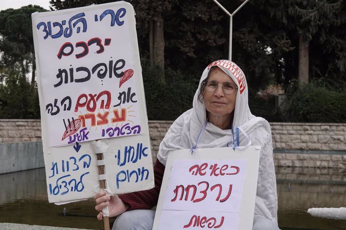 Una mujer se manifiesta en Tel Aviv (Archivo)