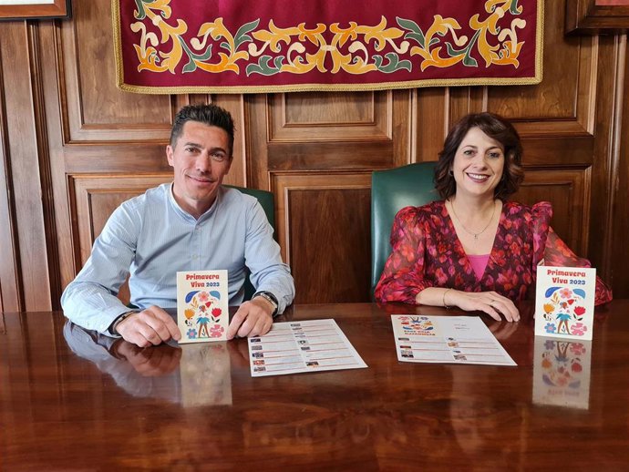 La alcaldesa de Teruel, Emma Buj, y el concejal de Cultura, Carlos Méndez