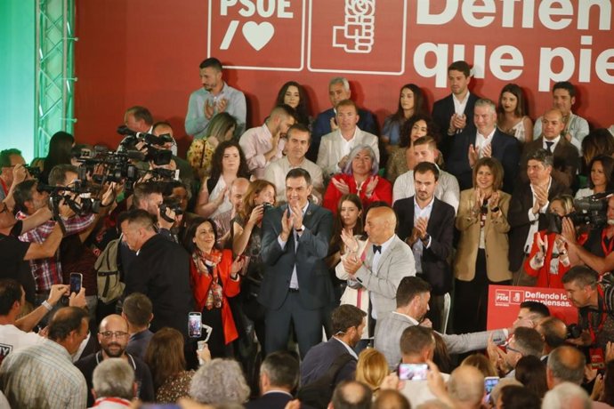 Pedro Sánchez (centro), entre Margarita Robles y Antonio Hurtado, en el acto del PSOE en Córdoba.