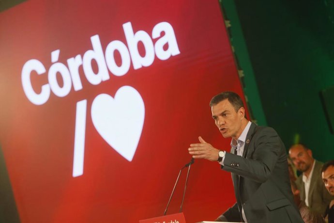 El secretario general del PSOE y presidente del Gobierno, Pedro Sánchez, interviene en el acto del candidato a la  alcaldía de Córdoba, Antonio Hurtado, a 20 de abril de 2023, en Córdoba, (Andalucía, España). 