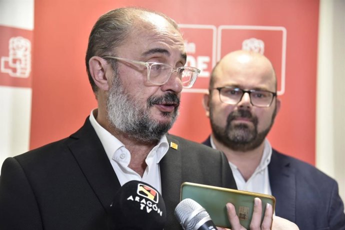 El Presidente De Aragón Y Secretario General Del PSOE En La Comunidad Autónoma, Javier Lambán, Con El Candidato Socialista A La Alcaldía De Cariñena, Sergio Ortiz.