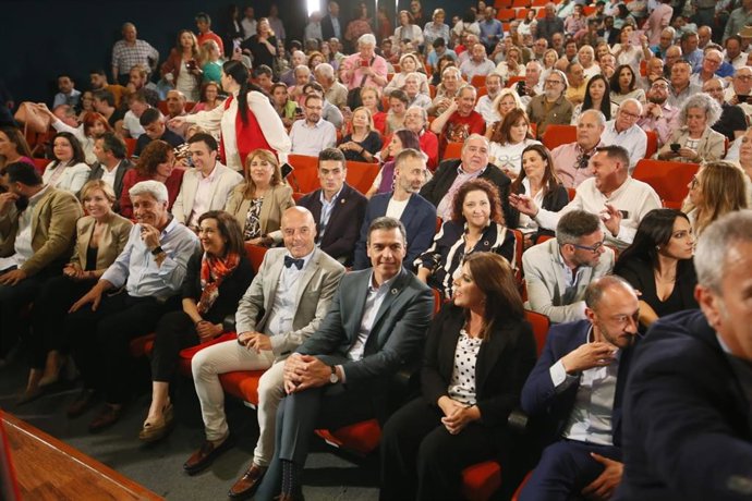 El candidato del PSOE a la Alcaldía de Córdoba, Antonio Hurtado, entre el secretario general del PSOE y presidente del Gobierno, Pedro Sánchez, y la ministra de Defensa, Margarita Robles.