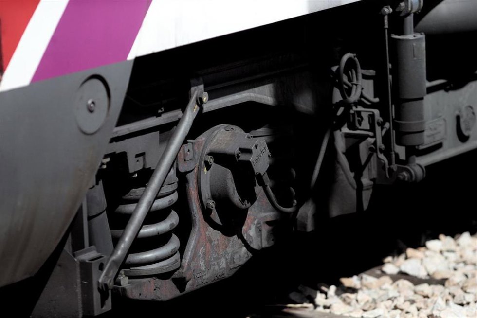 Archivo - Ruedas de uno de los vagones de un tren de Cercanias Renfe en las vias de una estación.