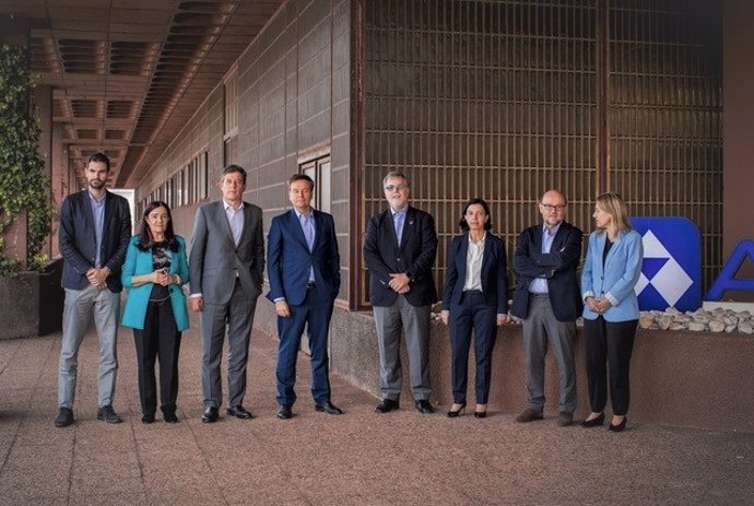 Visita de representantes institucionales a Alcoa San Cibrao.