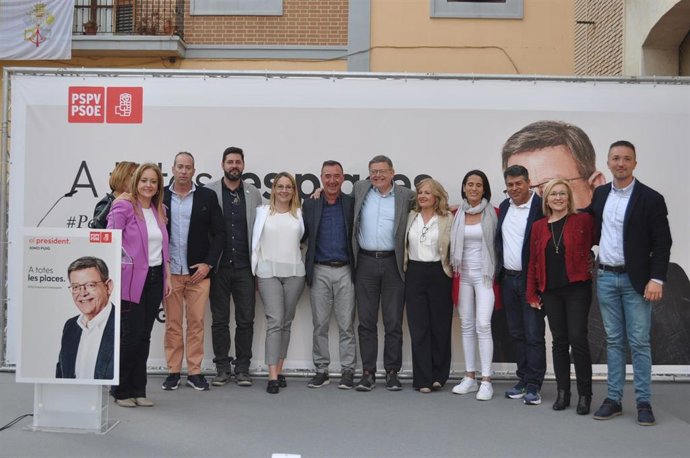 El 'president' de la Generalitat, candidato a la reelección y secretario general del PSPV-PSOE, Ximo Puig, en el acto 'A totes Les Places' celebrado este jueves en Llíria junto a alcaldes, alcaldesas y candidatos/as socialistas del Camp de Túria