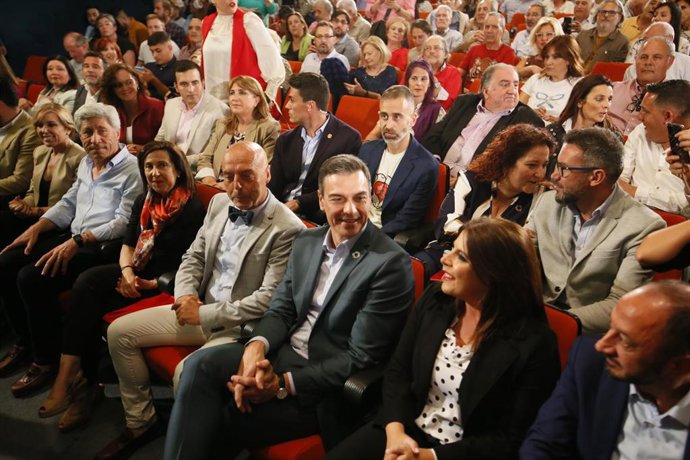 El secretario general del PSOE y presidente del Gobierno, Pedro Sánchez (3d)  junto al candidato a la  alcaldía de Córdoba, Antonio Hurtado,(4d) la ministra de defensa, Margarita Robles.