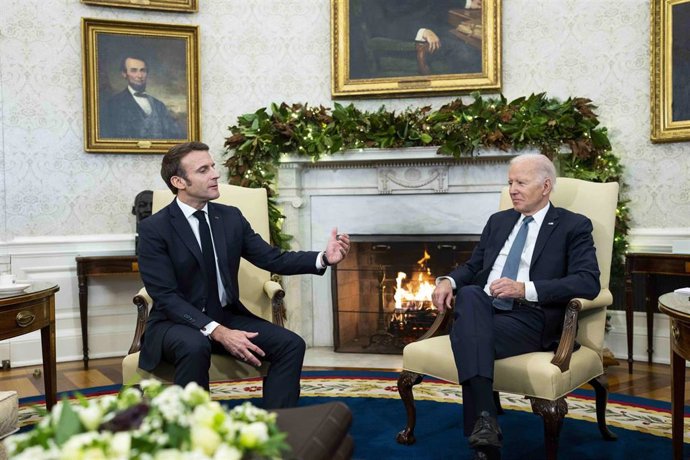 Archivo - El presidente de Francia, Emmanuel Macron (I), junto a su par estadounidense, Joe Biden (D), durante un encuentro en la Casa Blanca
