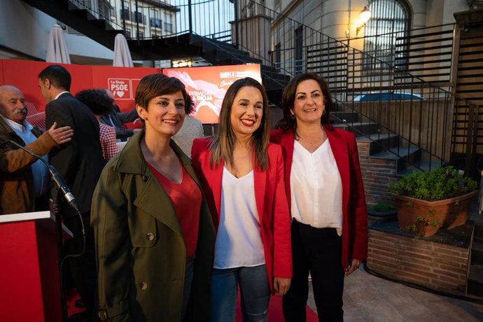 La ministra de Política Territorial Isabel Rodríguez, junto a la candidata del PSOE a Haro, Naiara Hernáez y la presidenta del Gobierno riojano, Concha Andreu
