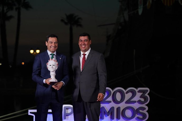 El presidente de la Junta de Andalucía, Juanma Moreno, con el premio otorgado por Freshuelva en la entrega de los I Premios Fresa.