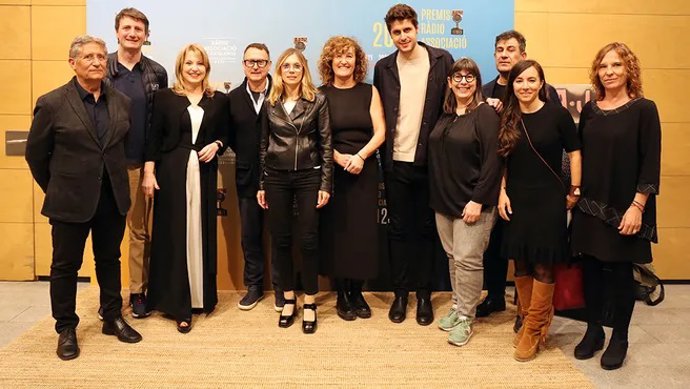 (I+D) Eduard Boet, Xavier Mujal, Sílvia Cóppulo, Xavier Sol, Rosa Rom, Núria Ferré, Roger Escapa, Laura Marín, Lluís Noguera, Laia Servera y Muntsa Tarrés en los Premis Rdio Associació 2023