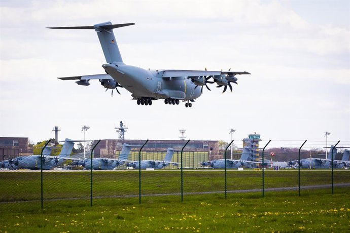 19 April 2023, Lower Saxony, Wunstorf: An Airbus A400M transport aircraft of the German Air Force is on approach to the Wunstorf air base in the Hanover region. The German government has cancelled a planned evacuation of German citizens from Sudan for t