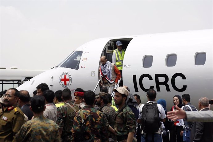 Prisioneros liberados desembarcan de un avión en el aeropuerto de Saná en Yemen