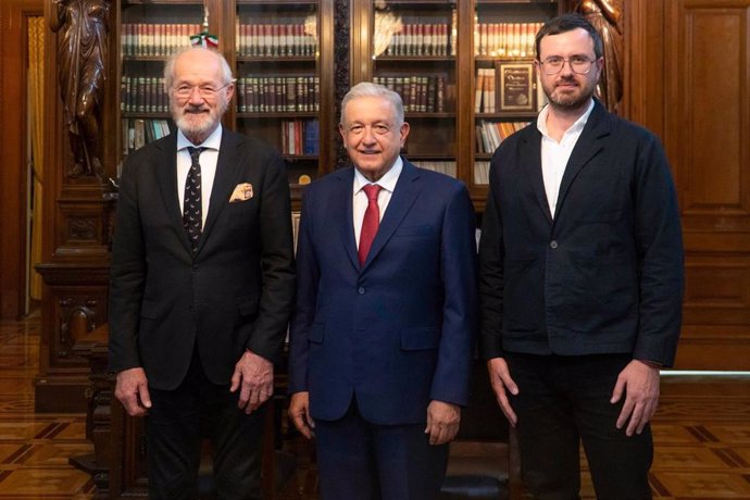 El presidente de México, Andrés Manuel López Obrador, con el padre y hermano de Julian Assange