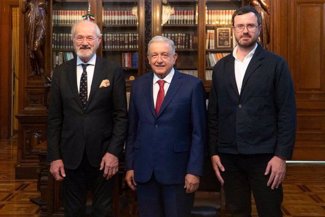 El presidente de México, Andrés Manuel López Obrador, con el padre y hermano de Julian Assange
