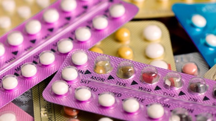 Archivo - Oral contraceptive pill on pharmacy counter.