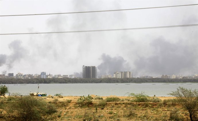 Fum a la capital del Sudan, Khartum (Arxiu, 15 d'abril)