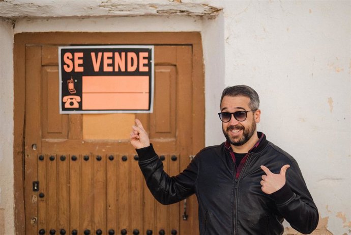 El actor, cómico, músico y escritor Anibal Gómez, posa para Europa Press en su pueblo, Villanueva de la Jara