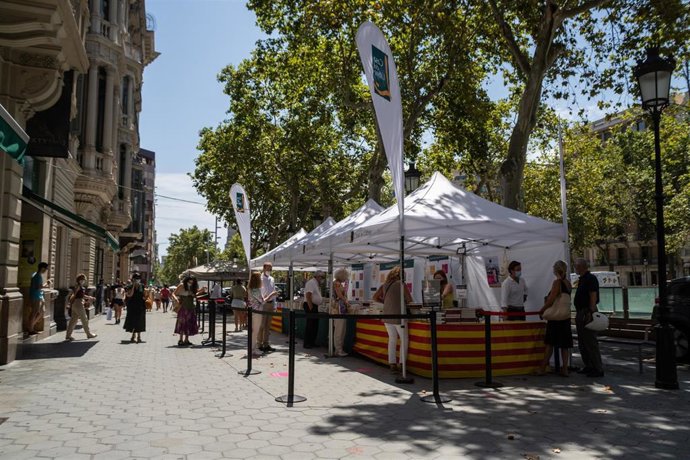 Archivo - Parada de libros durante la Diada de Sant Jordi.