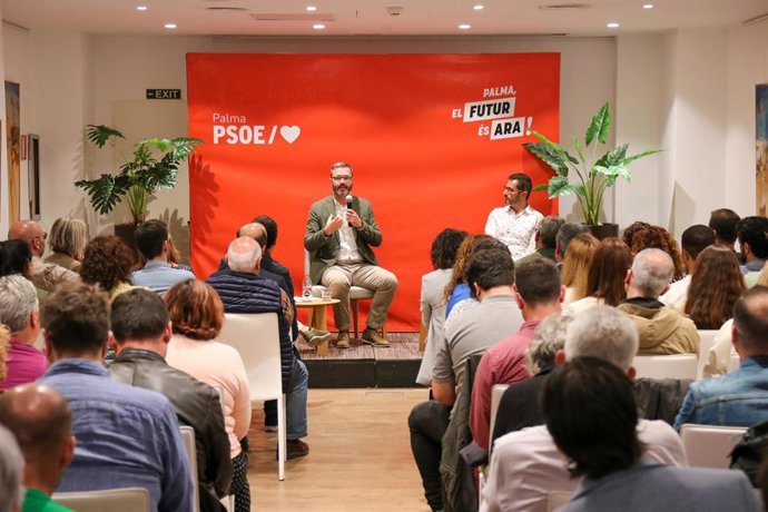 Militantes y simpatizantes del PSIB de Palma debaten sobre el contenido del programa electoral.