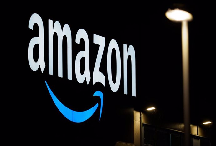 Archivo - FILED - 17 December 2020, Brandenburg, Schoenefeld: Amazon's logo is seen at the online retailer's logistics center. Photo: Soeren Stache/dpa-Zentralbild/dpa