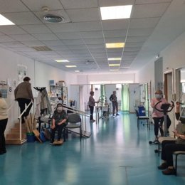 Varias pacientes en un centro de salud.