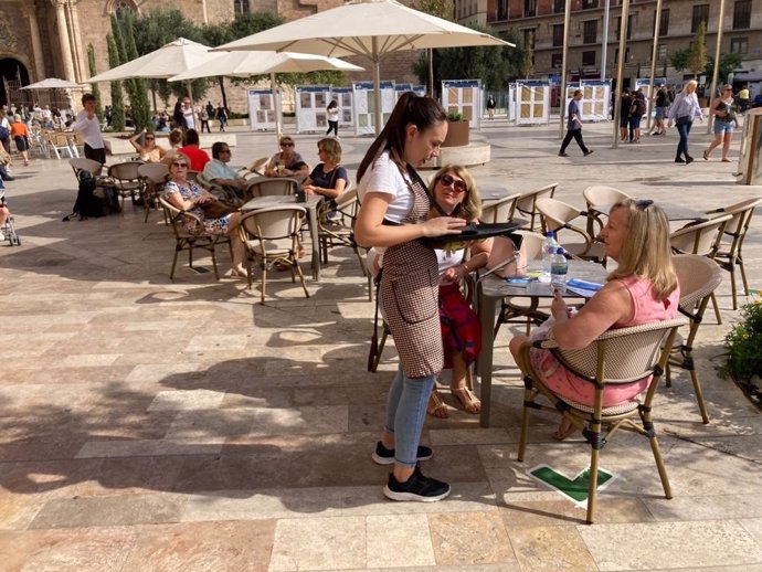 Archivo - Una de las actividades mas realizadas por los conumidores valencianos en Semana Santa es ir a restaurantes