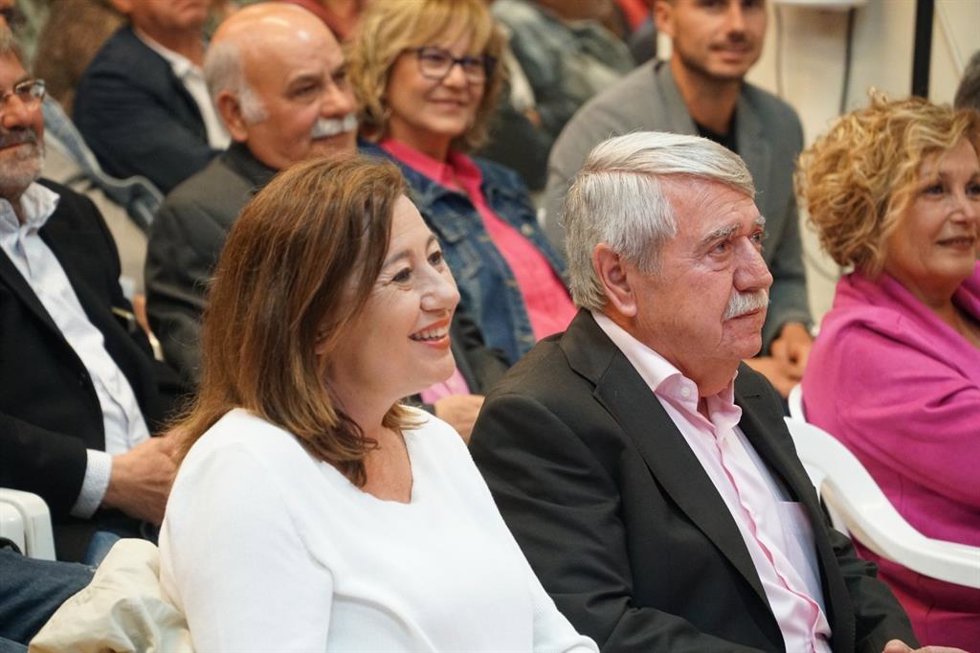 La secretaria general del PSIB, Francina Armengol, y el candidato a la alcaldía de Consell, Andreu Isern