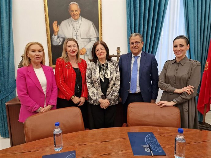 Josefina García, rectora de la UCAM; María Dolores Cantó, decana del Ilustre Colegio de Procuradores de los Tribunales de Murcia; María Dolores García, presidenta de la Universidad; Jaime Sánchez-Vizcaíno, director del Máster