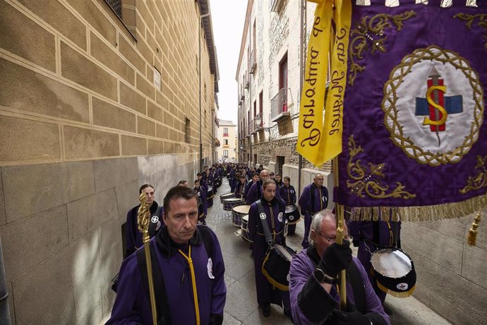 Varias personas en la procesión de una tamborrada que se dirige hacia la Plaza Mayor, en Madrid, (España).