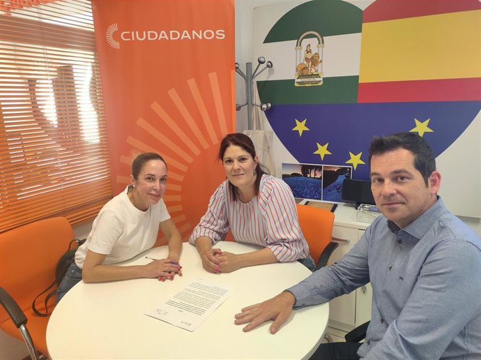 La candidata de CS a la Alcaldía de Málaga, Noelia Losada, y el número 2 de la formación, Alejandro Carballo, en una reunión con la presidenta de la Asociación Custodia Compartida Málaga por los Derechos del Menor y Familia, Asunción Vives