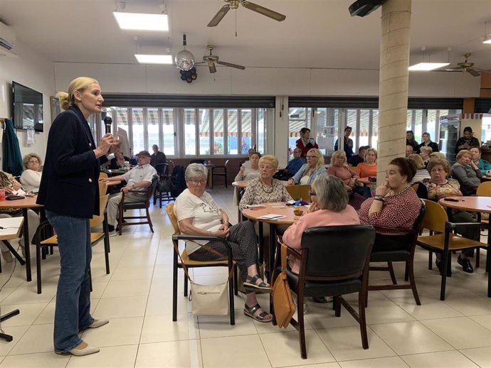 La candidata de CS a Palma, Eva Pomar, con la asociación de Gent Gran del Molinar