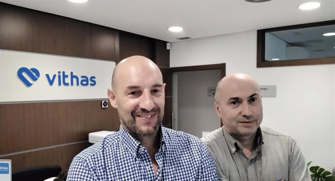 El doctor González Soler y Ulla Rocha en Vithas Pontevedra