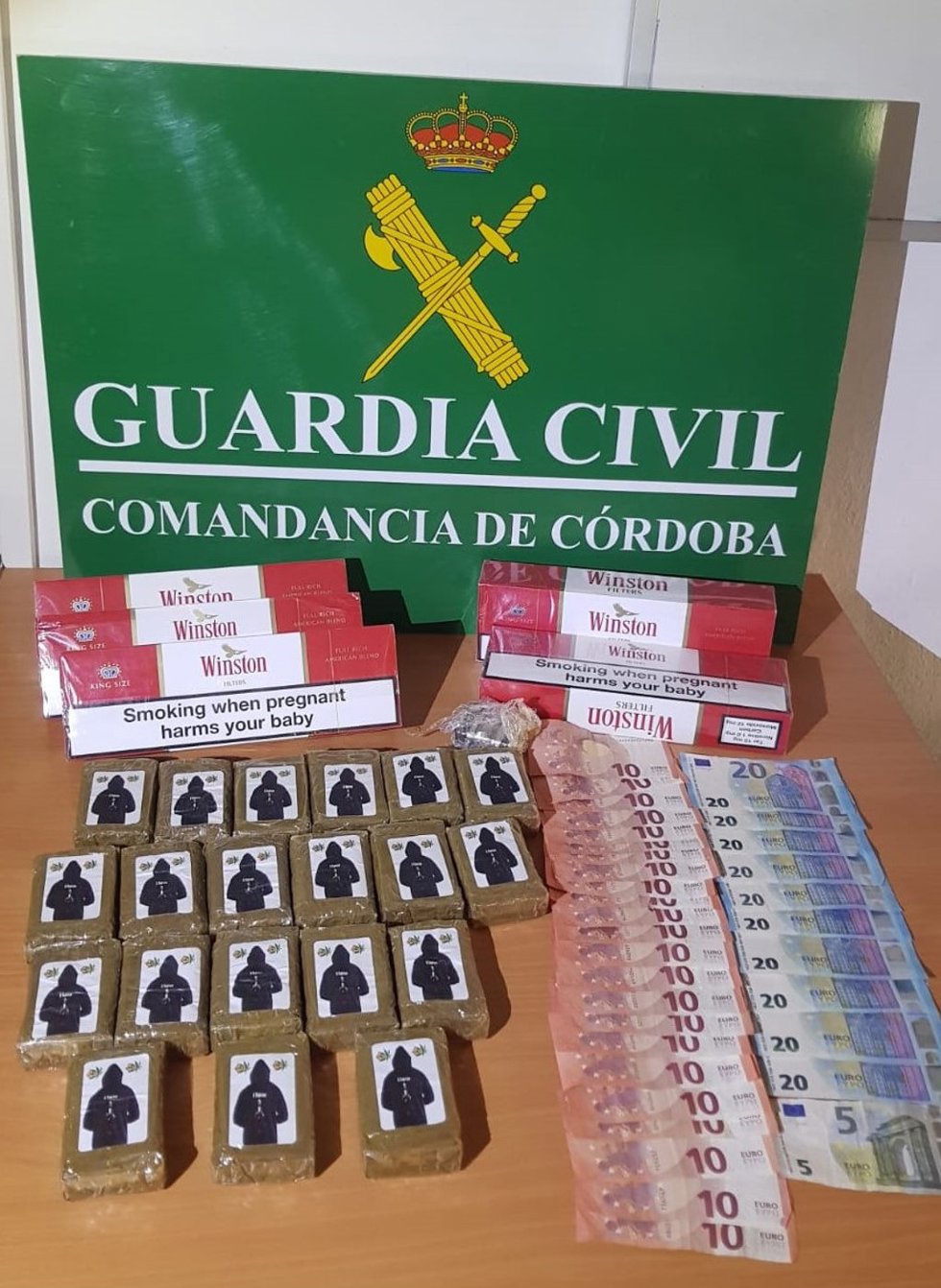Droga, tabaco y dinero incautado por la Guardia Civil.