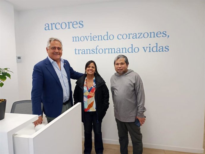El presidente de la Confederación Empresarial Navarra (CEN), Juan Miguel Sucunza, con Jaazeal Estelou Jakosalem, presidente de Arcores Internacional, y Ana Marín, directora técnica de Arcores Venezuela.