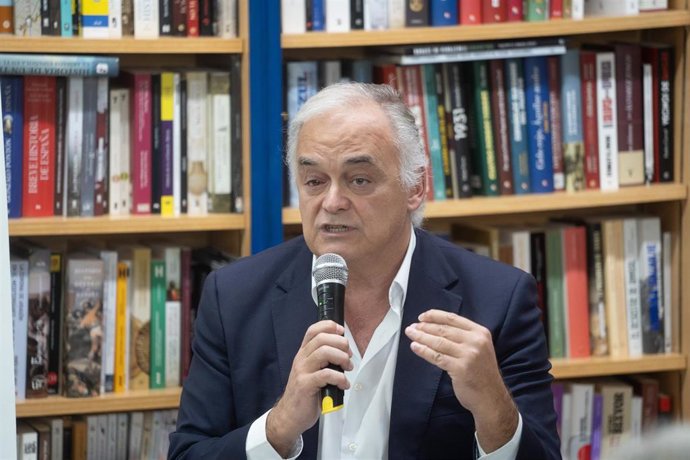 Archivo - El escritos y político Esteban González Pons interviene en la presentación de su libro "El escaño de Satanás" a 21 de diciembre 2022 en Sevilla, (Andalucía, España) El Presidente de la Junta de Andalucía Juanma Moreno asiste a la presentación 