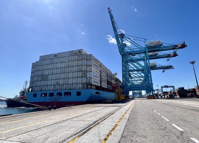 El buque Luna Maersk lleno de contenedores en Algeciras.