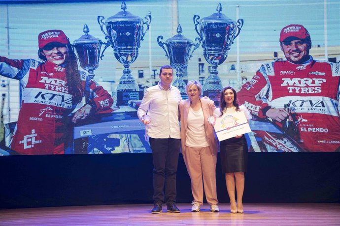 La alcaldesa de Camargo, Esther Bolado, con Sara Fernández y Efrén Llarena
