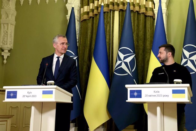 El secretario general de la OTAN, Jens Stoltenberg, y el presidente de Ucrania, Volodimir Zelenski, comparecen tras reunirse en Kiev