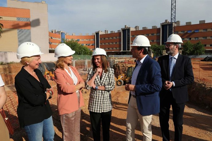 Díaz (centro) y Bellido (2 dcha.) en la visita a las obras de construcción de 113 alojamientos para mayores en Córdoba.