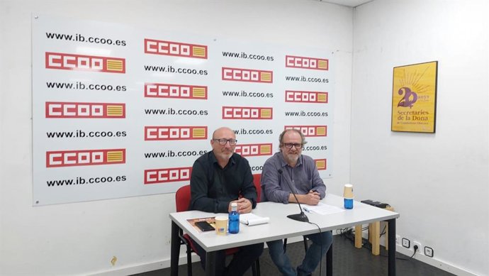 El secretario general de CCOO en Baleares, José Luis García, junto a Xisco Mellado en rueda de prensa