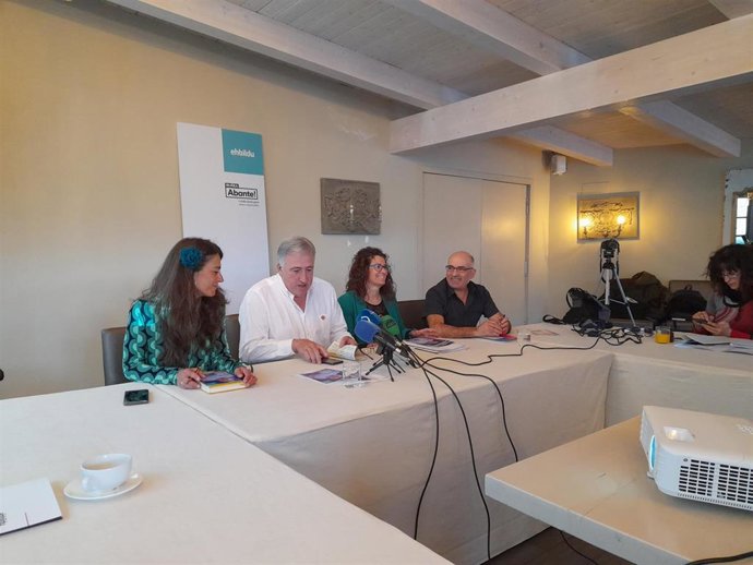 El candidato de EH Bildu a la Alcaldía de Pamplona, Joseba Asiron, con otros miembros de su lista en una comparecencia ante los medios.