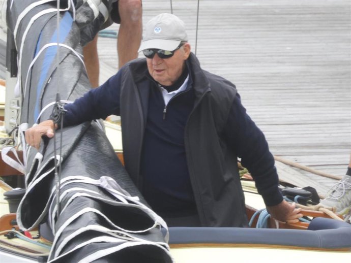 El Rey Juan Carlos ha vuelto a salir a navegar a bordo de 'El Bribón'
