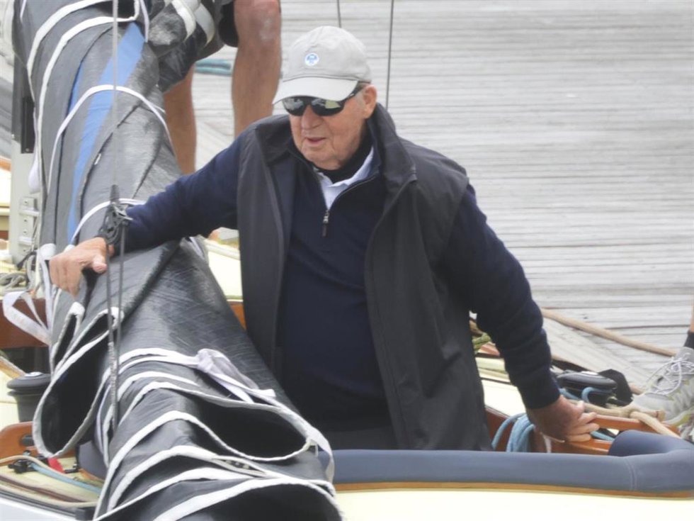 El Rey Juan Carlos ha vuelto a salir a navegar a bordo de 'El Bribón'
