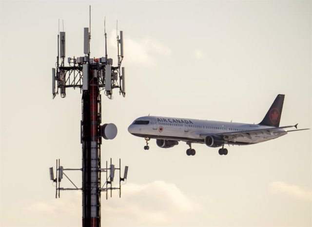 Archivo - January 20, 2022, Toronto, on, Canada: An Air Canada jet flies past a cell phone tower as it comes in to land at Pearson Airport in Toronto on Thursday January 20, 2022.
