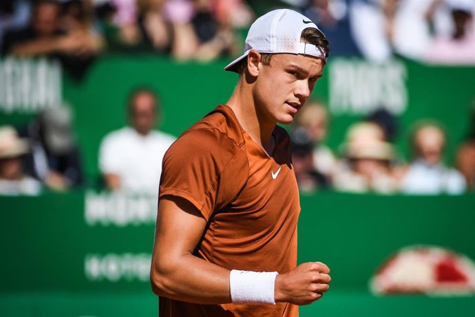 El tenista danés Holger Rune celebra un punto durante el torneo de Montecarlo 2023. 