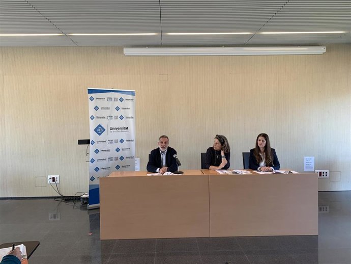 La vicerrectora de Innovación y Transformación Digital de la UIB, Loren Carrasco; el director de la Fueib, Luis Vegas, y la directora de la Oficina de Transferencia de Resultados de Investigación, Lorena Vela, en rueda de prensa