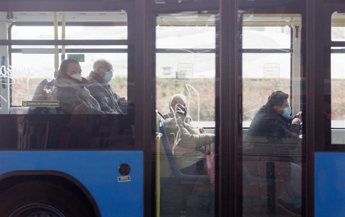 Archivo - Varias personas con mascarilla en un autobús de la EMT, en las inmediaciones de Plaza de Castilla.