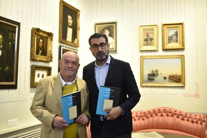 El director de la Agencia Pública para la Gestión de la Casa Natal de Pablo Ruiz Picasso y otros Equipamientos Museísticos y Culturales, José María Luna, y Rafael Inglada, director de la colección 'Textos recuperables'
