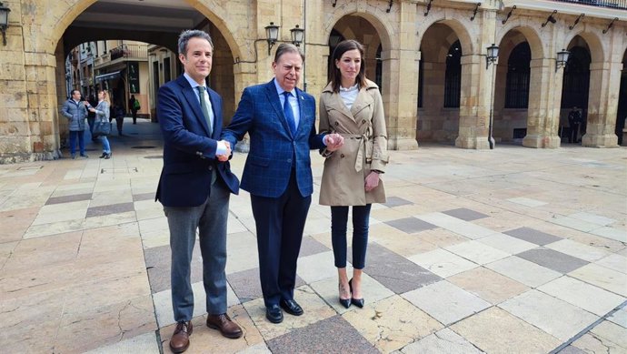 El alcalde de Oviedo y candidato por el PP a la reelección, Alfredo Canteli, junto a los concejales Ignacio Cuesta y Lourdes García, que se incorporan al PP tras darse de baja de Ciudadanos.