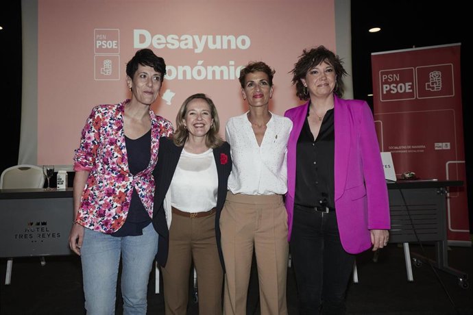La vicepresidenta primera y ministra de Economía y Transformación Digital, Nadia Calviño (2i); la secretaria general del PSN, María Chivite (2d), la responsable de política fiscal y económica de la Comisión Ejecutiva Regional del PSN, Elma Saiz (1i) y l